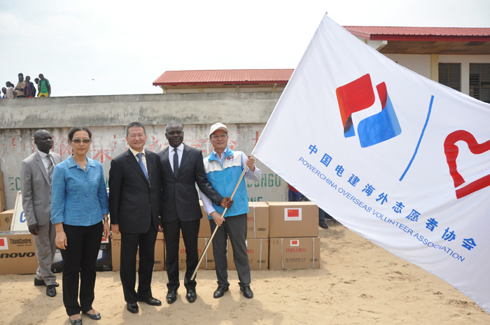 1516868881865600.jpg 夏煌大使向剛果(布)志愿者服務(wù)總隊隊長鮮仕君授旗.jpg