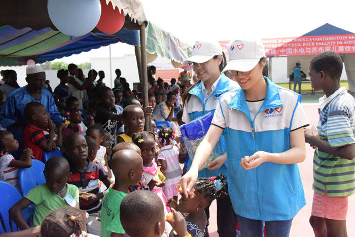 蘇布雷、波波里項目青年志愿者給孩子們發(fā)放糖果.jpg