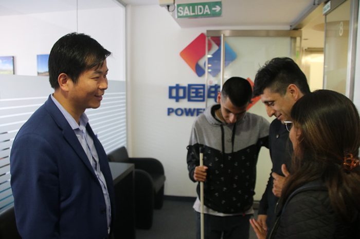 1 中國電建阿根廷分公司總經理涂水平迎接本杰明一家到辦公室.jpg