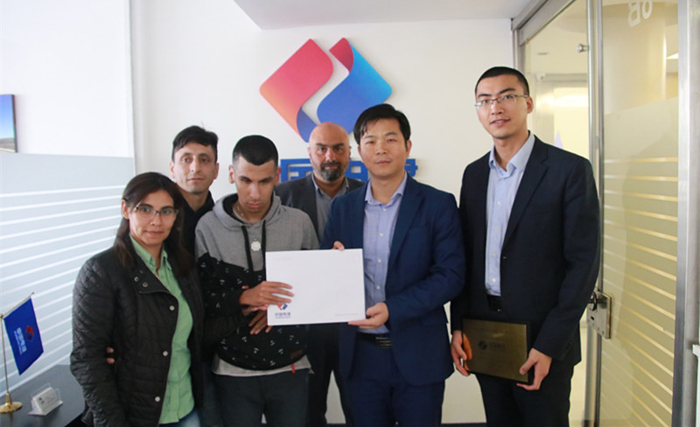 3 中國電建阿根廷分公司總經理涂水平將機票交到本杰明一家手中2.jpg