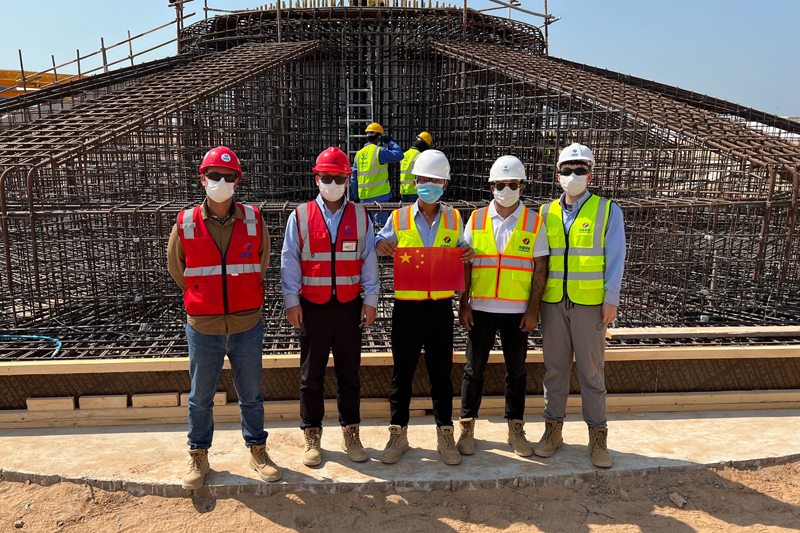 圖四 10月2日上午胥迪(右一)與其他領導檢查風機基礎鋼筋籠進度.jpg