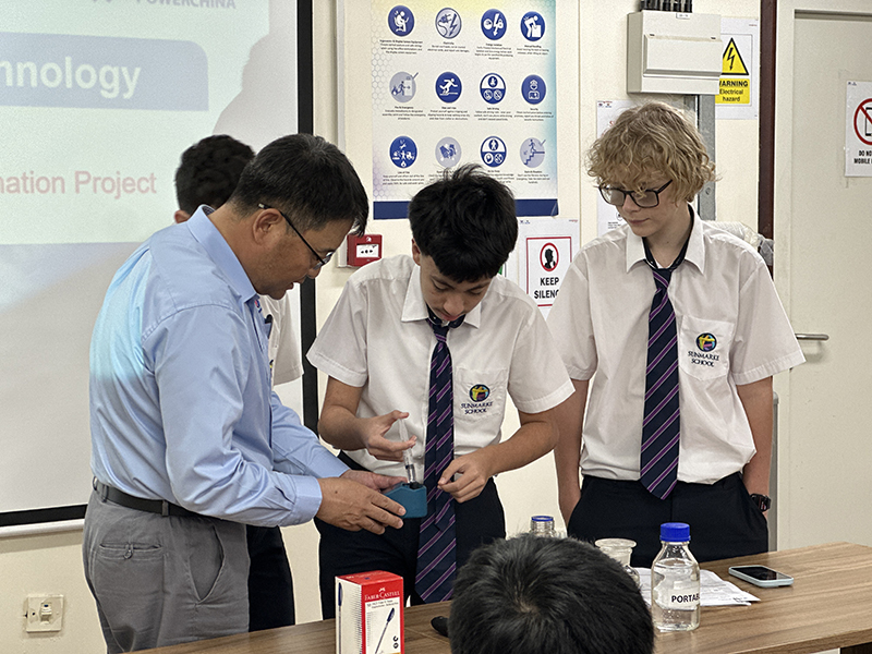 6.2 學生們做實驗.JPG