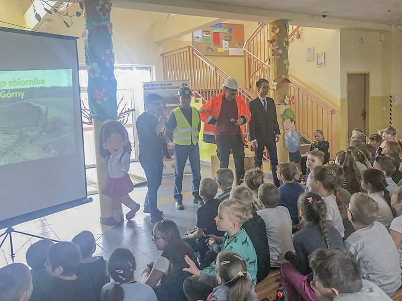 開展“安全教育進學?！被顒?jpg