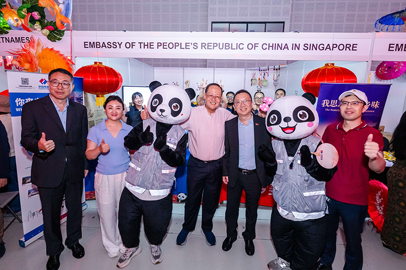 圖1 與新加坡人力部長及使館領(lǐng)導(dǎo)合影.jpg