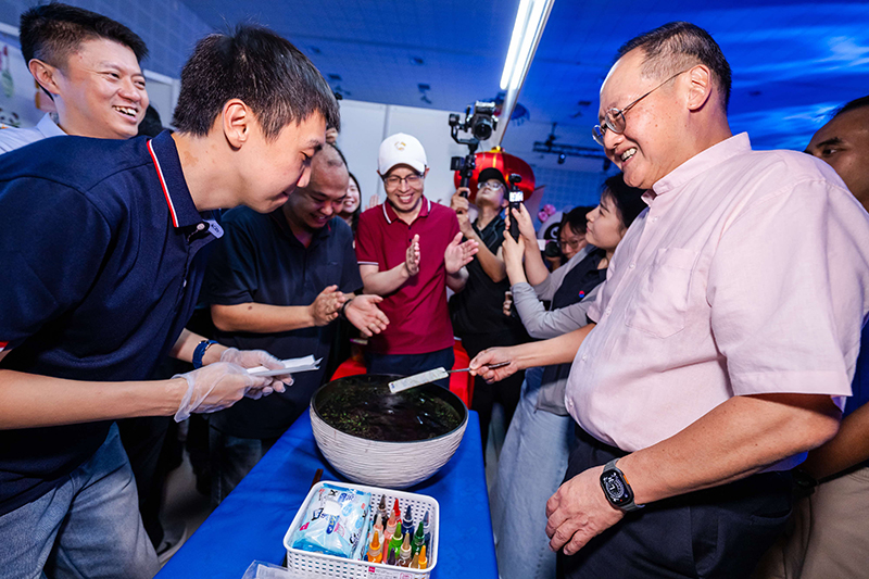 圖2 部長體驗漆扇制作.jpg